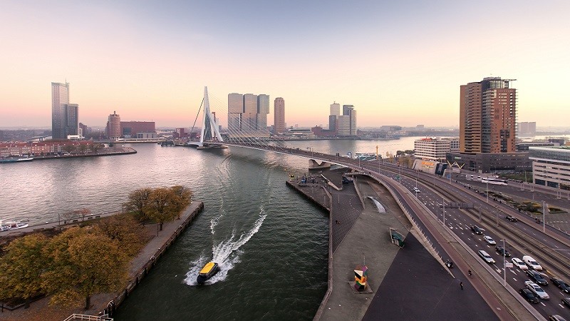 GO Rotterdam Harbour Tour Rotterdam Uitzicht op de Erasmusbrug en Wilhelminakade GO Dutchtravel Rotterdam